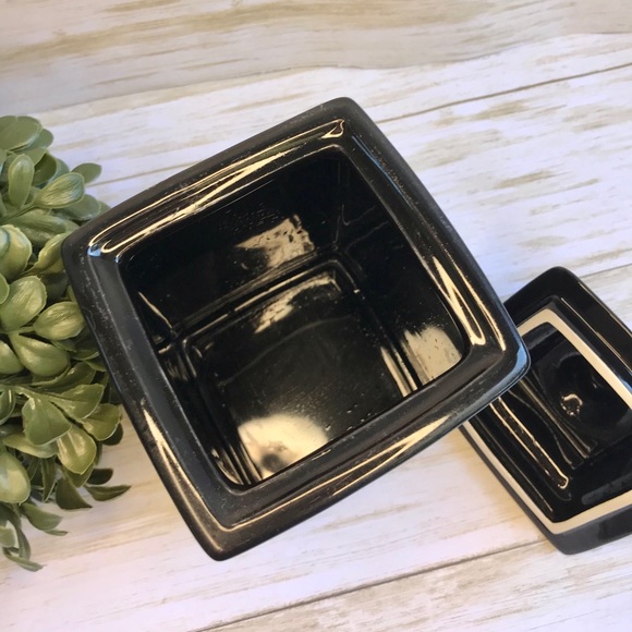Vintage Style Black Ceramic Trinket Box with Lid - Picture 4 of 7
